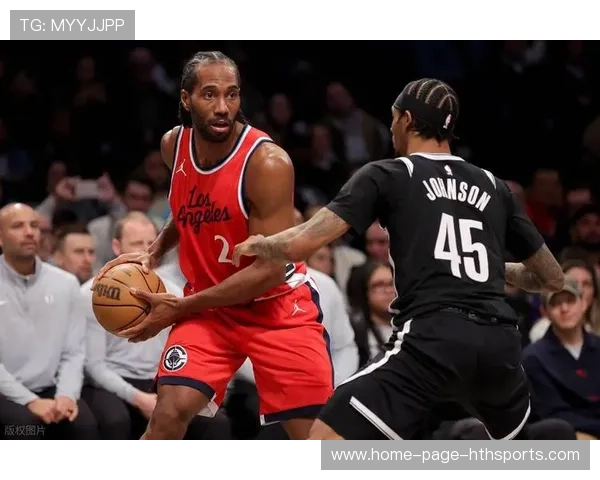 伦纳德底线接球补篮得手,快船守住领先 伦纳德底线接球补篮得手,快船守住领先