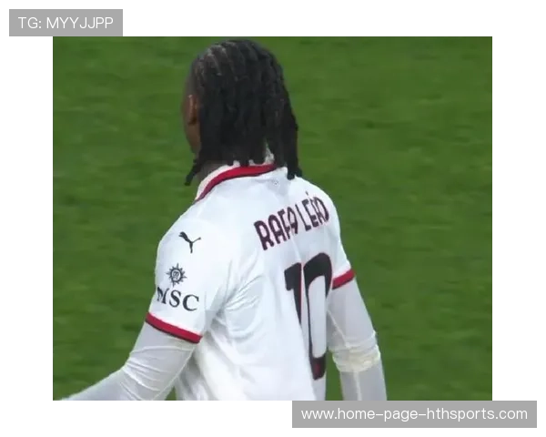 AC米兰快速组织，莱奥飞奔中抽射入网